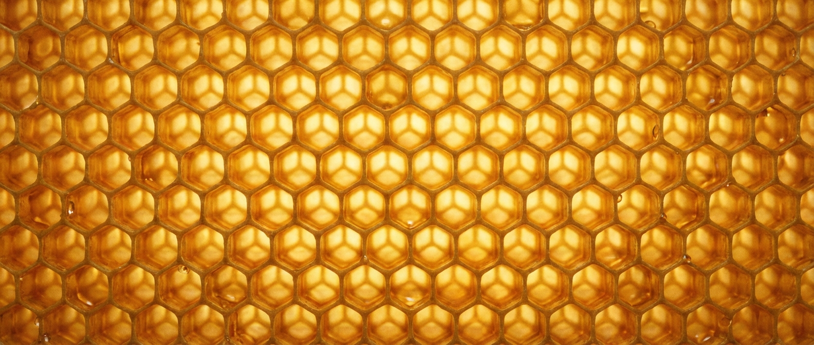 Eine Makroaufnahme einer perfekten, leuchtend goldenen Bienenwabe